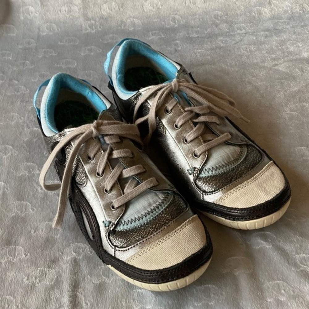 CUSHE Boutique Sneak Leather Sneakers Silver Blue Black‎ Size 7